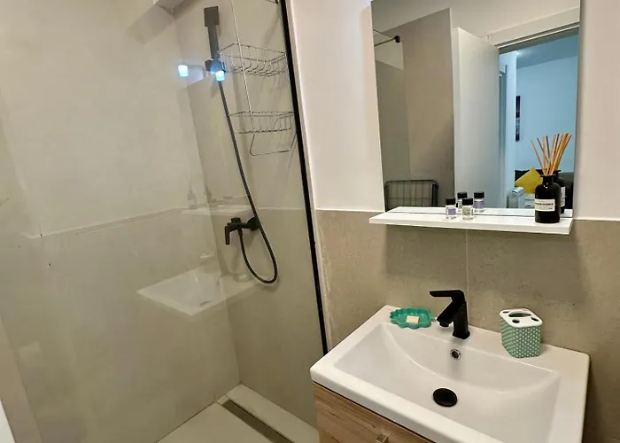 Sim Seaside Odyssey 아파트